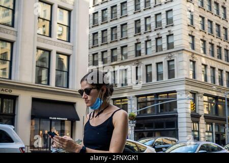 New York, États-Unis. 19 mai 2021. Les gens sans Maskin dans le quartier Flatiron à New York le mercredi 19 mai 2021. New York a des mandats de masque détendus permettant à la plupart des activités de plein air d'être sans masque ainsi que de nombreux environnements intérieurs, avec des mises en garde. (Âphoto de Richard B. Levine) crédit: SIPA USA/Alay Live News Banque D'Images