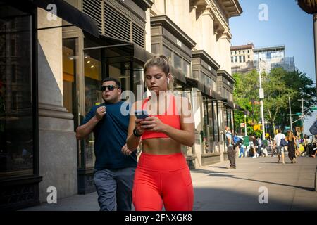 New York, États-Unis. 19 mai 2021. Les gens sans Maskin dans le quartier Flatiron à New York le mercredi 19 mai 2021. New York a des mandats de masque détendus permettant à la plupart des activités de plein air d'être sans masque ainsi que de nombreux environnements intérieurs, avec des mises en garde. (Âphoto de Richard B. Levine) crédit: SIPA USA/Alay Live News Banque D'Images