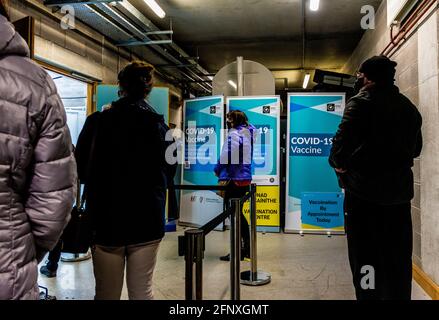 Letterkenny, Comté de Donegal, Irlande. 19 mai 2021. Les personnes font la queue pour être vaccinées contre le Covid, coronavirus, virus Covid-19 dans un centre de vaccination situé à l'Institut de technologie de Letterkenny (CVC). Les gens reçoivent le vaccin Moderna. Banque D'Images