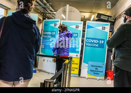 Letterkenny, Comté de Donegal, Irlande. 19 mai 2021. Les personnes font la queue pour être vaccinées contre le Covid, coronavirus, virus Covid-19 dans un centre de vaccination situé à l'Institut de technologie de Letterkenny (CVC). Les gens reçoivent le vaccin Moderna. Banque D'Images