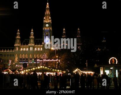 Marché de Noël en face de l'hôtel de ville de Vienne la nuit, Autriche, Vienne Banque D'Images