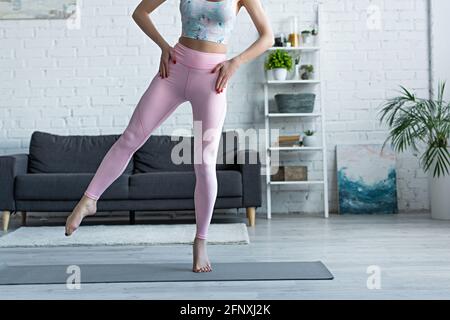 vue courte de la femme pieds nus dans les vêtements de sport pratiquant le yoga à accueil Banque D'Images