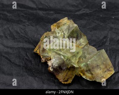 échantillon de minerai de fluorite sur fond noir Banque D'Images