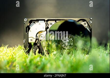 Vue sur un disque dur sur l'herbe par temps ensoleillé. Banque D'Images