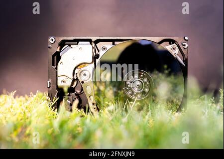 Vue sur un disque dur sur l'herbe par temps ensoleillé. Banque D'Images