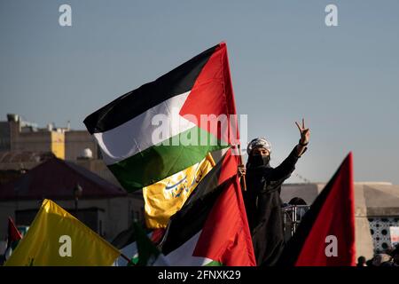 Téhéran, Iran. 19 mai 2021. Une iranienne porte le drapeau palestinien lors d'une réunion de protestation pour condamner l'attaque de missiles israéliens sur Gaza et le meurtre d'enfants, à l'est de Téhéran. (Photo de Sobhan Farajvan/Pacific Press) crédit: Pacific Press Media production Corp./Alay Live News Banque D'Images