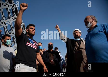 Téhéran, Iran. 19 mai 2021. Deux hommes iraniens criaient des slogans anti-israéliens, lors d'une manifestation contre l'attaque par missile israélien sur Gaza et le meurtre d'enfants, dans l'est de Téhéran. (Photo de Sobhan Farajvan/Pacific Press) crédit: Pacific Press Media production Corp./Alay Live News Banque D'Images