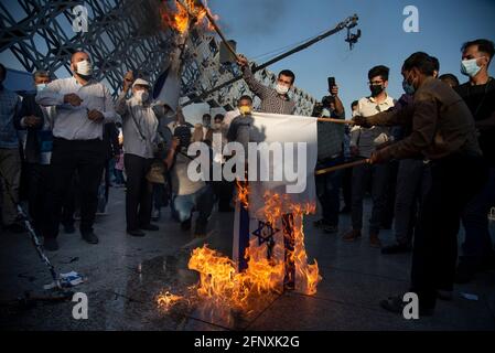 Téhéran, Iran. 19 mai 2021. Un groupe d'Iraniens a brûlé le drapeau israélien lors d'une réunion de protestation contre l'attaque de missiles israéliens sur Gaza et le meurtre d'enfants, dans l'est de Téhéran. (Photo de Sobhan Farajvan/Pacific Press) crédit: Pacific Press Media production Corp./Alay Live News Banque D'Images