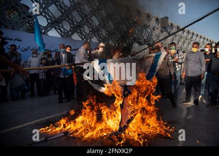 Téhéran, Iran. 19 mai 2021. Un groupe d'Iraniens a brûlé le drapeau israélien lors d'une réunion de protestation contre l'attaque de missiles israéliens sur Gaza et le meurtre d'enfants, dans l'est de Téhéran. (Photo de Sobhan Farajvan/Pacific Press) crédit: Pacific Press Media production Corp./Alay Live News Banque D'Images