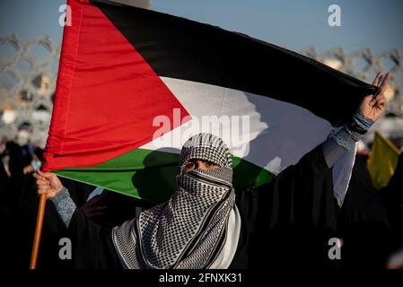 Téhéran, Iran. 19 mai 2021. Une iranienne porte le drapeau palestinien, lors d'une réunion de protestation contre l'attaque de missiles israéliens sur Gaza et le meurtre d'enfants, à l'est de Téhéran (photo de Sobhan Farajvan/Pacific Press) Credit: Pacific Press Media production Corp./Alamy Live News Banque D'Images