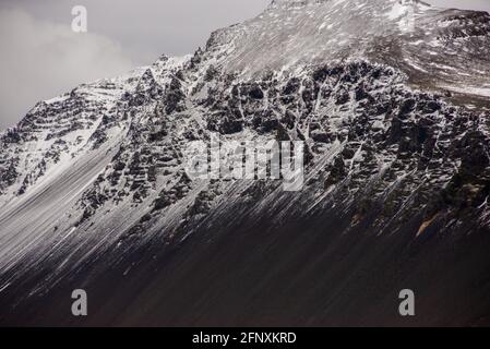 Gros plan de montagne enneigée crête de montagne noir et blanc islandais texture paradisiaque grandiose et stupéfiante Banque D'Images