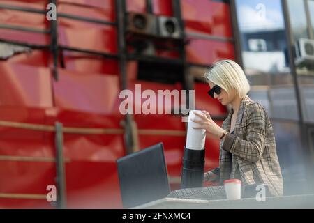Femme d'affaires prend les plans architecturaux hors du sac Banque D'Images