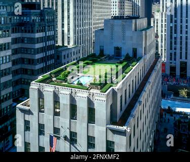 2005 TOIT HISTORIQUE JARDIN ROCKEFELLER CENTER (©RAYMOND HOOD 1939) CINQUIÈME AVENUE MIDTOWN MANHATTAN NEW YORK CITY ÉTATS-UNIS Banque D'Images