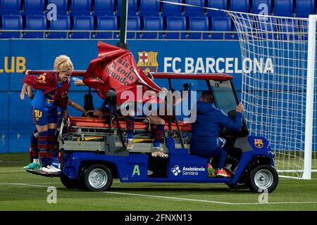 Barcelone, Espagne. 19 mai 2021. Kheira Hamraoui et Maria Leon du FC Barcelone célèbrent la ligue des champions et les titles de Primera Iberdrola après le match Primera Iberdrola entre le FC Barcelone et le Club Athlétique au stade Johan Cruyff de Barcelone, en Espagne. Credit: David Ramirez/DAX/ZUMA Wire/Alamy Live News Banque D'Images