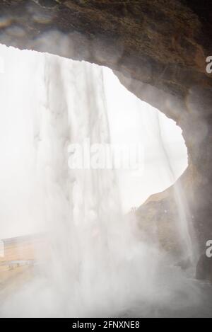 Skogafoss chute d'eau depuis le sommet en Islande pulvérisation brumeuse atmosphérique brumeux Banque D'Images