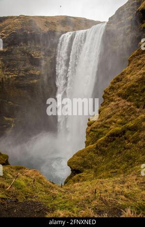 Skogafoss chute d'eau depuis le sommet en Islande pulvérisation brumeuse atmosphérique brumeux Banque D'Images