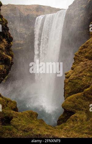 Skogafoss chute d'eau depuis le sommet en Islande pulvérisation brumeuse atmosphérique brumeux Banque D'Images