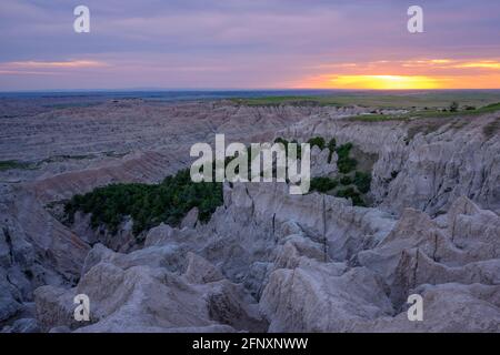 Les Pinnacles surplombent le coucher du soleil, le parc national des Badlands, Dakota du Sud. Banque D'Images