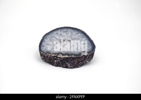 Cluster de cristaux en druse de géode d'améthyste sur fond blanc. Spécimen minéral de pierre précieuse naturelle, vue latérale isolée en studio. Banque D'Images