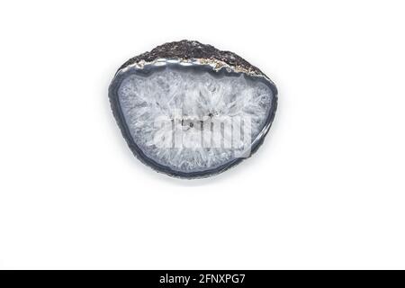 Cluster de cristaux de géode d'améthyste vu par le dessus sur fond blanc. Échantillon minéral de pierre précieuse naturelle en vue aérienne en studio. Banque D'Images