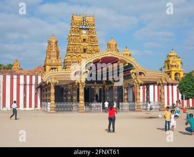 Gopuram et clochers à l'entrée est du temple Kovil de Nallur Kandaswamy de style Dravidien, Jaffna, province du Nord, Sri Lanka Banque D'Images