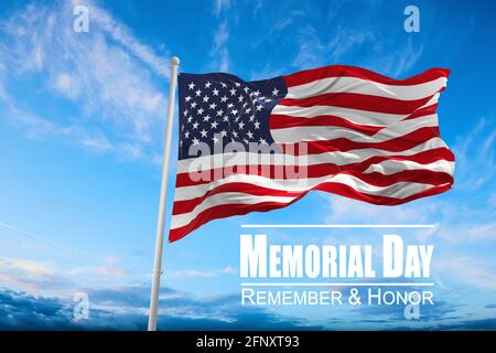 Drapeau des États-Unis. Drapeau des États-Unis d'Amérique agité dans la brise contre un ciel de coucher de soleil et le texte Memorial Day, Remember and Honor. illustration 3d Banque D'Images