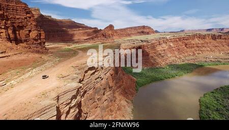 White Rim Trail, vue sur le fleuve Colorado, parc national de Canyonlands, Utah Banque D'Images