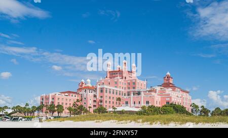 Don Cesar Hotel St. Pete plage Floride contre ciel bleu avec des nuages Banque D'Images