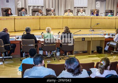 Miami Florida,réunion du Conseil de l'éducation,discuter de la fermeture des écoles membres, Banque D'Images