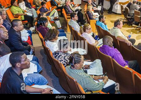 Miami Florida,réunion du Conseil de l'éducation,discuter des fermetures d'écoles membres,Black man hommes écouter audience, Banque D'Images