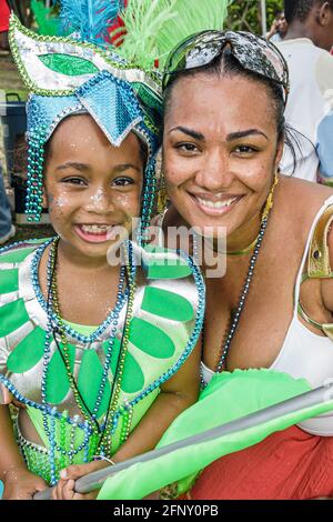 Miami Florida, Coconut Grove Peacock Park Miami Kiddies Carnival, Caraïbes Mardi gras costumes ensemble mère fille fille, enfant noir fami Banque D'Images