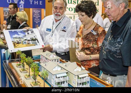 Miami Florida,Coconut Grove Convention Center Real Estate Showcase,Hispanic homme agent vendant couple modèle maison bateau péniche, Banque D'Images