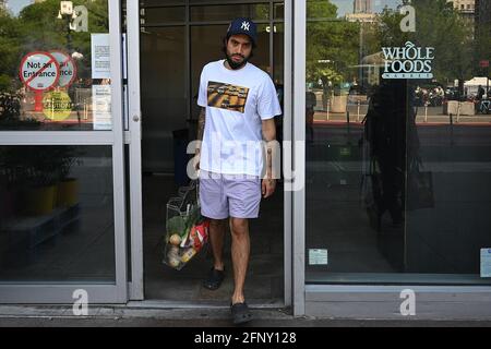 New York, États-Unis. 19 mai 2021. Un homme sans masque quitte Whole Foods Market à Union Square alors que la ville de New York rouvre officiellement, soulevant le mandat de masque pour les personnes qui sont entièrement vaccinés, et 100% de capacité pour les bureaux, les restaurants, les gymnases et les musées, New York, NY, 19 mai 2021. Whole Foods a indiqué que les personnes vaccinées peuvent magasiner sans masques. Les personnes qui ne sont pas encore entièrement vaccinées seront invitées à suivre le système d'honneur et à garder leur masque et à maintenir leurs distances sociales. (Photo par Anthony Behar/Sipa USA) crédit: SIPA USA/Alay Live News Banque D'Images