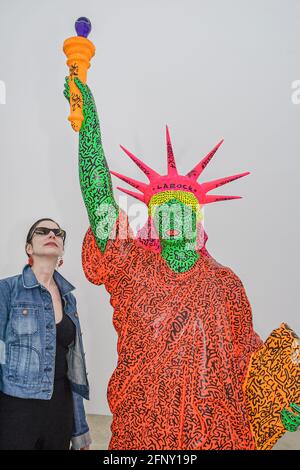 Miami Florida, Wynwood Arts & Design District, galerie Rubell Family Collection art contemporain, Statue de la liberté figurine femme femme à la recherche féminine, Banque D'Images