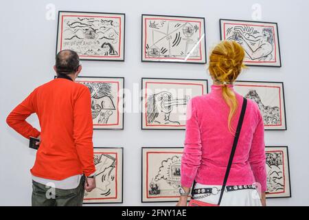 Miami Florida, Wynwood Arts & Design District, galerie Rubell Family Collection art contemporain, homme femme couple recherche dessins, Banque D'Images