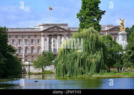Vue sur l'étang du parc St. James, avec Buckingham Palace en arrière-plan Banque D'Images