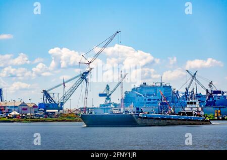 Le remorqueur de San Jose, propriété de Buffalo Marine Service, pousse une barge-citerne sur la rivière Mobile, le 14 mai 2021, à Mobile, Alabama. Banque D'Images