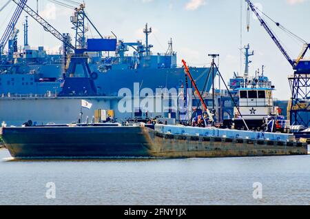 Le remorqueur de San Jose, propriété de Buffalo Marine Service, pousse une barge-citerne sur la rivière Mobile, le 14 mai 2021, à Mobile, Alabama. Banque D'Images