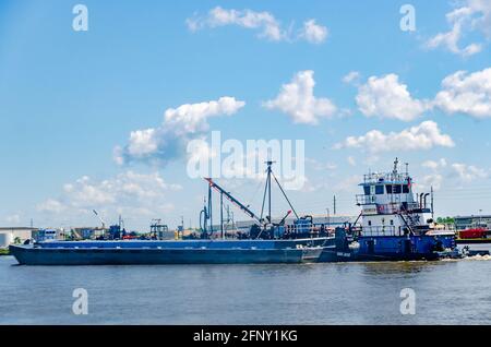 Le remorqueur de San Jose, propriété de Buffalo Marine Service, pousse une barge-citerne sur la rivière Mobile, le 14 mai 2021, à Mobile, Alabama. Banque D'Images