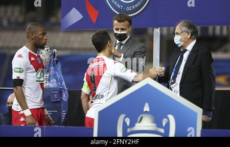 Le Président de la France Emmanuel Macron salue Wissam Ben Yedder, Djibril Sidibe (à gauche) de Monaco tandis que le Président de la Fédération française de football FFF Noel le Graet (à droite) se penche sur la cérémonie des trophées à la suite du match de football final de la coupe française entre AS Monaco (ASM) et Paris Saint-Germain PSG le 19 mai, 2021 au Stade de France à Saint-Denis près de Paris, France - photo Jean Catuffe / DPPI / LiveMedia Banque D'Images