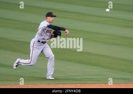 Arizona Diamondbacks shortstop Nick Ahmed (13) se lance à la deuxième base pour une force lors d'un match MLB contre les Dodgers de Los Angeles, mardi 1er mai Banque D'Images