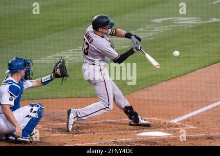 Arizona Diamondbacks shortstop Nick Ahmed (13) frappe un double lors d'un match MLB contre les Dodgers de Los Angeles, le mardi 18 mai 2021, à Los Angeles, Banque D'Images