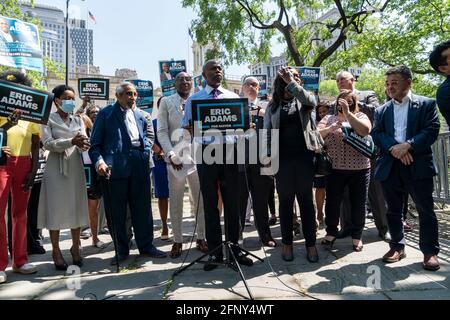 New York, NY - 19 mai 2021 : le candidat de la mairie Eric Adams organise un rassemblement avec des partisans et des élus à City Hall Park Banque D'Images