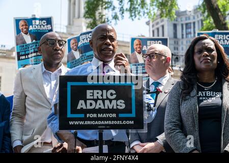 New York, NY - 19 mai 2021 : le candidat de la mairie Eric Adams organise un rassemblement avec des partisans et des élus à City Hall Park Banque D'Images