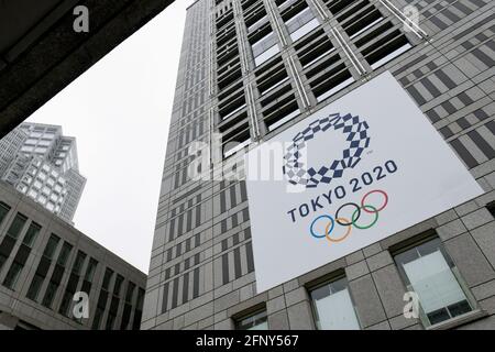 Tokyo, Japon. 19 mai 2021. Une bannière Tokyo 2020 vue sur un bâtiment dans le quartier Shinjuku de Tokyo. Crédit : SOPA Images Limited/Alamy Live News Banque D'Images