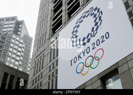 Tokyo, Japon. 19 mai 2021. Une bannière Tokyo 2020 vue sur un bâtiment dans le quartier Shinjuku de Tokyo. Crédit : SOPA Images Limited/Alamy Live News Banque D'Images