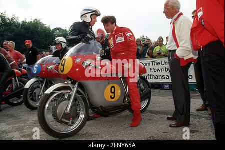 John Surtees avec Eddie Irvine sur un 1964 MC Augusta Au Goodwood Festival of Speed 1996 Banque D'Images