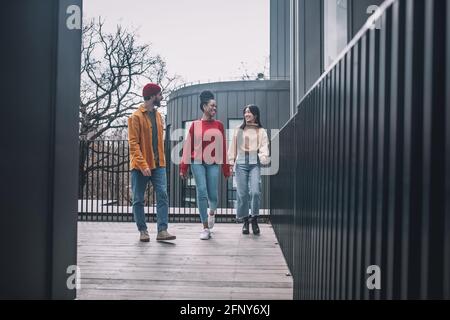 Trois amis marchent ensemble et se sentent bien Banque D'Images