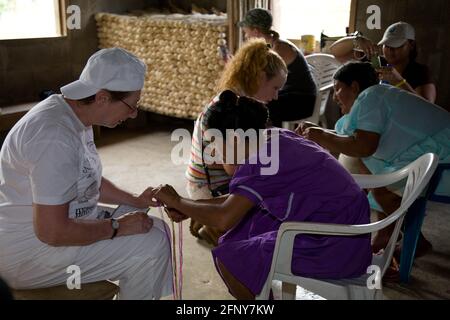 Les artisans mayas montrent aux visiteurs comment tisser des paniers et des bracelets traditionnels dans la communauté maya de San Miguel, Tolède, Belize Banque D'Images