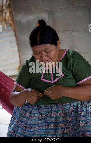 Maria Ack se prépare des paniers dans sa maison dans la communauté maya de San Miguel, Tolède, Belize Banque D'Images